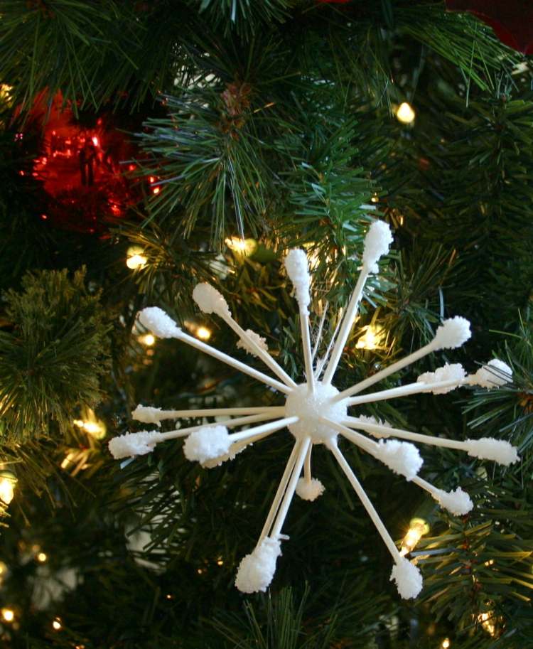 pyssel-pojkar-snöflingor-julgransdekorationer-bomullspinnar-frigolit