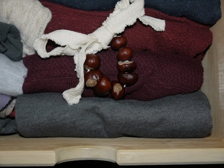 Hantverk med kastanjer-höst-dekoration-krans-liten-rosett-spets-garderob-mot-malar