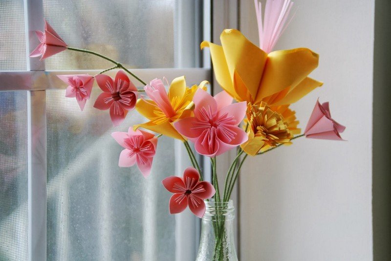 Hantverk-barn-origami-blommor-romantisk-dekoration-idé