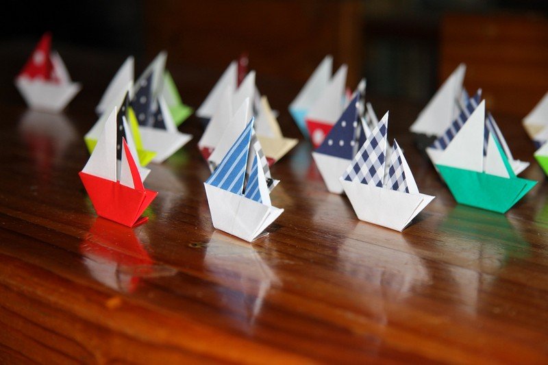 Hantverk-barn-origami-vikning av segelbåten