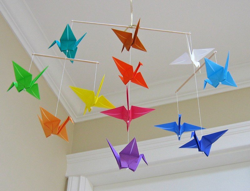 Hantverk-barn-origami-fåglar-mobil-tinker