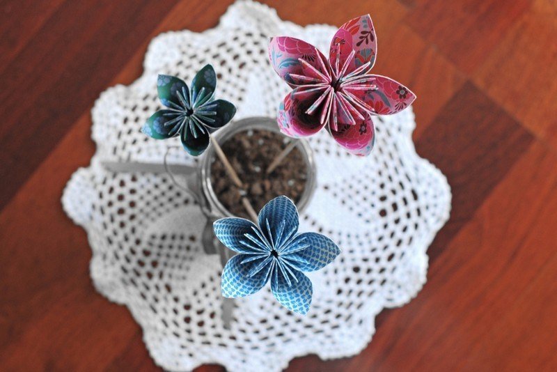 Hantverk-barn-origami-vas-sandlåda-papper blommor