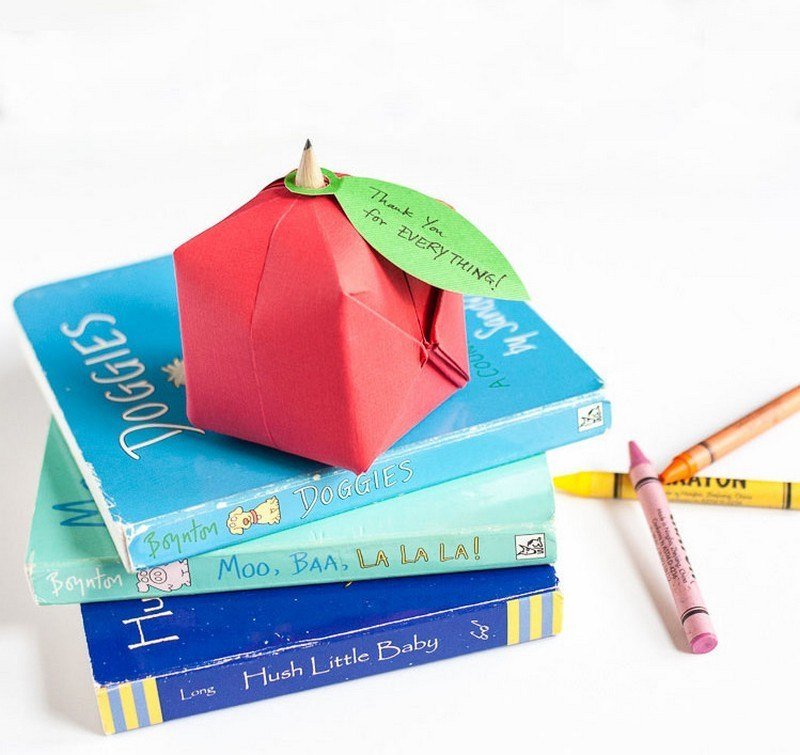 Hantverk-barn-origami-äpple-vik-hälsningskort-etikett