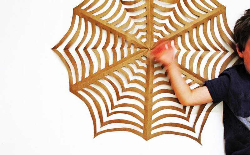 Hantverk-barn-origami-Halloween-dekoration-spindelnätpapper