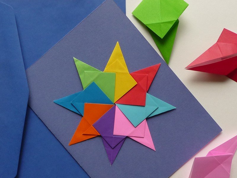 Hantverk-barn-origami-papper-vikning-stjärna-gratulationskort-gör-själv