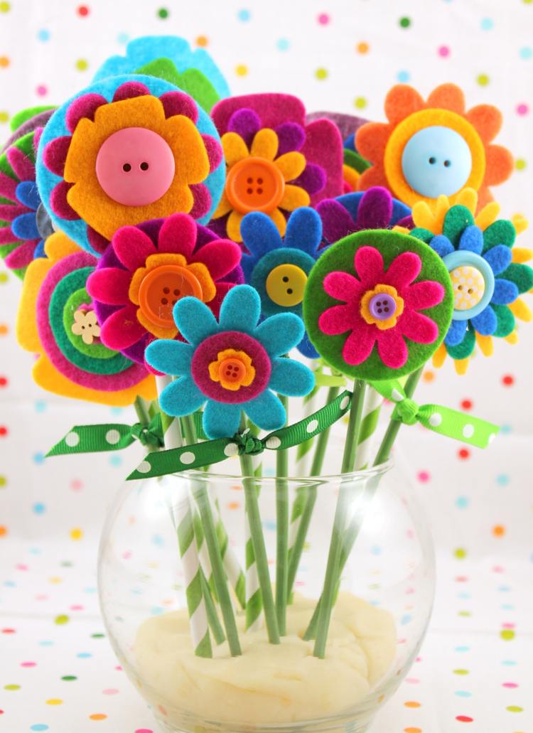 Hantverk med barn på våren och att göra blommor av filt för en bukett