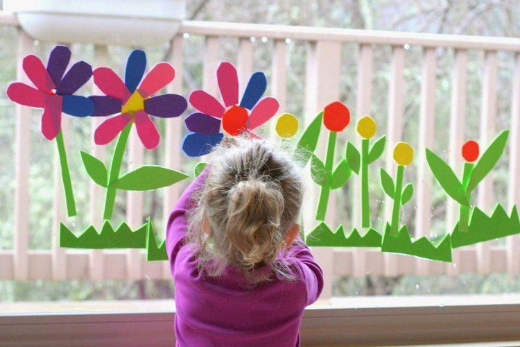 Gör fönsterbilder med barn till vårblommor av kontaktpapper