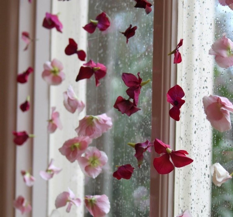 Gör en krans av blommor som en fönsterdekoration själv Instruktioner