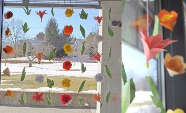 Gör fönsterdekorationer av blommor av papper. Instruktioner för krans