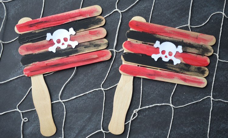 Hantverk med barn -sommar-glasspinnar-pirat-spela-flagga