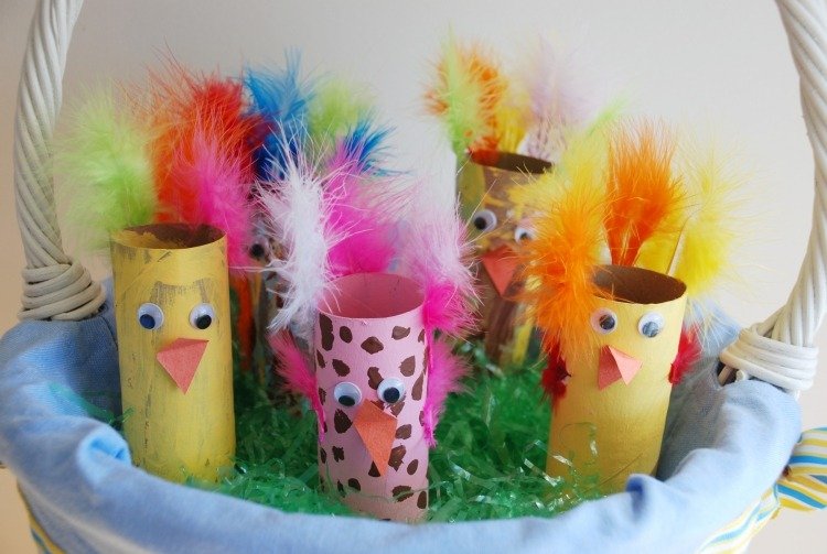 Hantverk med barn-påsk-toalettpapper-rullar-kycklingar-viftande ögon-färgade fjädrar