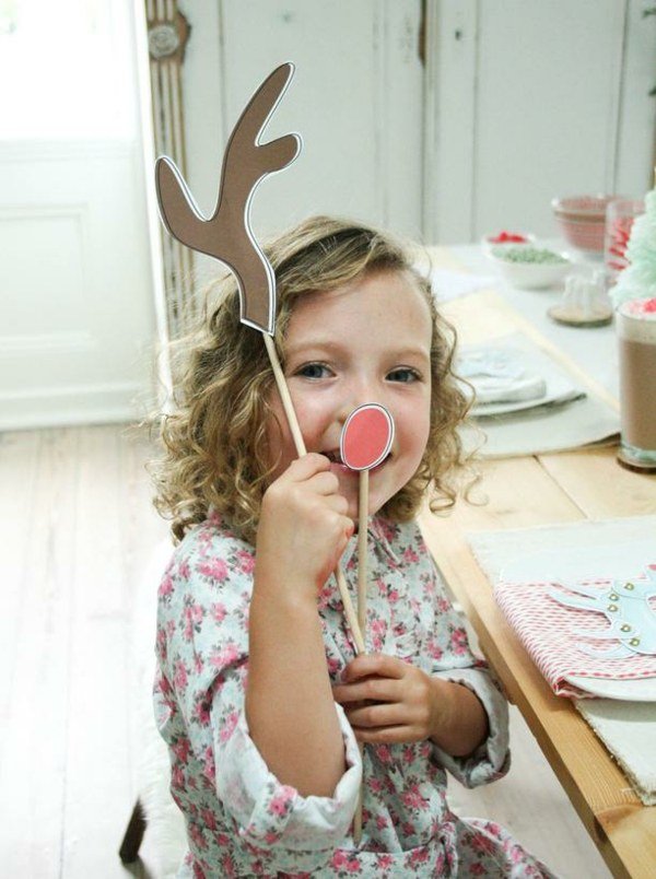 Deko Rudolf Reindeer anordnar en barnfest