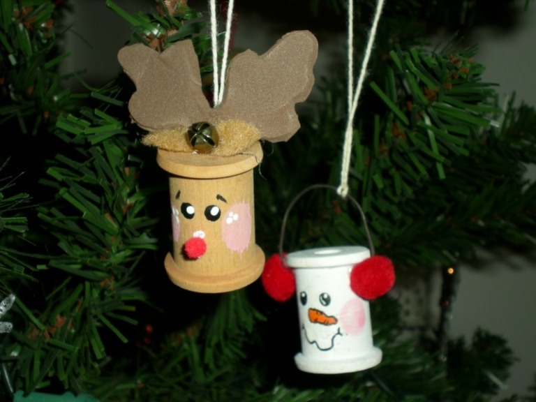 hantverk med barn spindel ren snögubbe måla julgran dekorationer