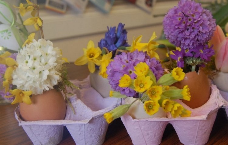Hantverk-barn-påsk-ägg-vaser-blåst-ägg
