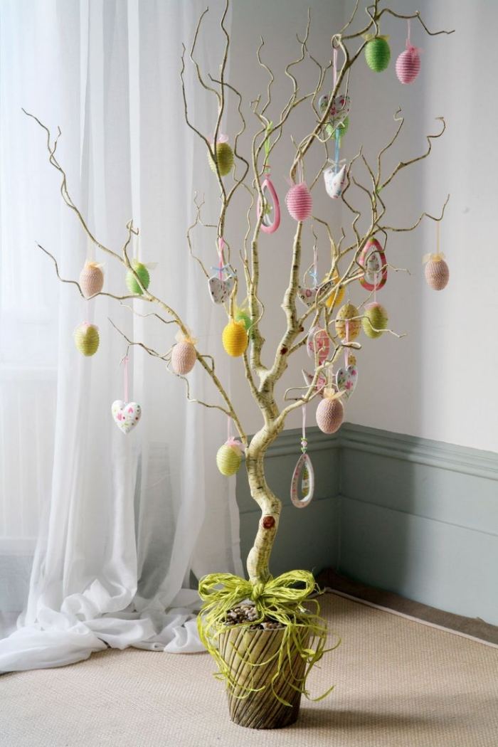 Påsk-träd-bord-dekorationer-hantverk-med-barn-till-påsk