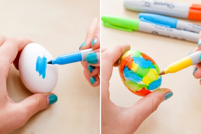 Hantverk-med-barn-till-påsk-målning-ägg-med-färgade pennor