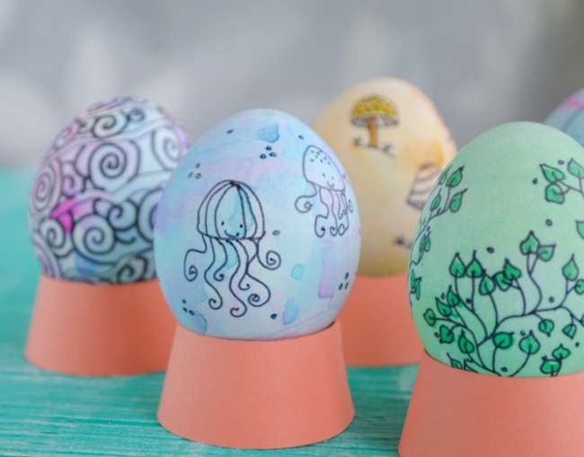 Hantverk-med-barnen-till-påsk-akvarell-dekorativa-blåst-ägg