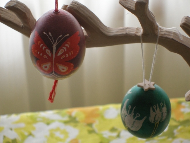 Hantverk-med-barn-till-påsk-påsk-träd-dekoration-vårliknande motiv