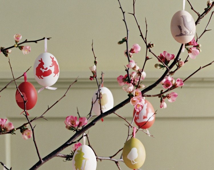 Hantverk med barn på påsk blåst-ägg-anhaenger-påsk-träd