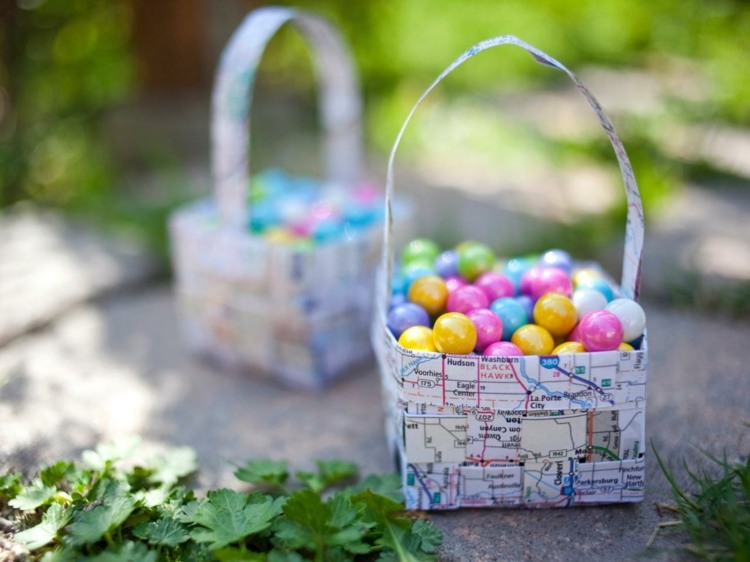 Hantverk med barn som fyller små godisar till påsk
