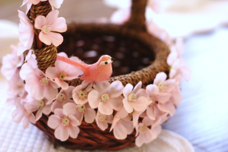 Hantverk barn påsk påskkorg konstgjorda blommor fågelfigur