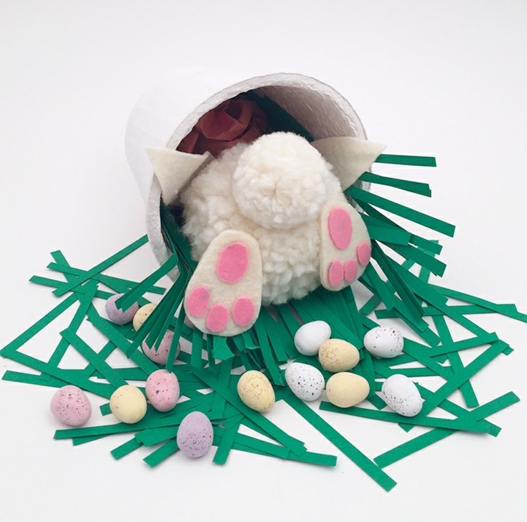 hantverk med barn för påsk påskharen-filt-bobble-mugg-ägg