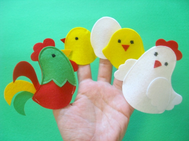 pyssla-med-barn-för-påsk-finger dockor-tupp-kyckling-kycklingar-ägg-filt