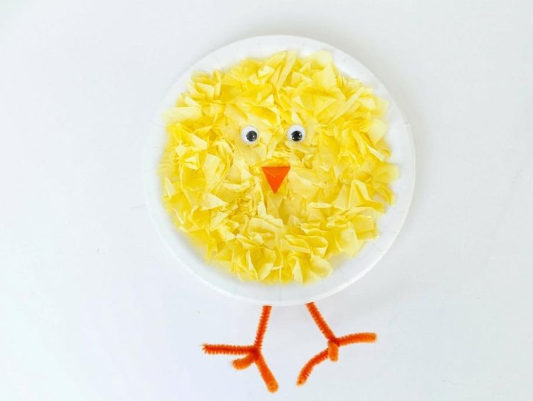 Gör kycklingar av pappersplattor och gult silkespapper