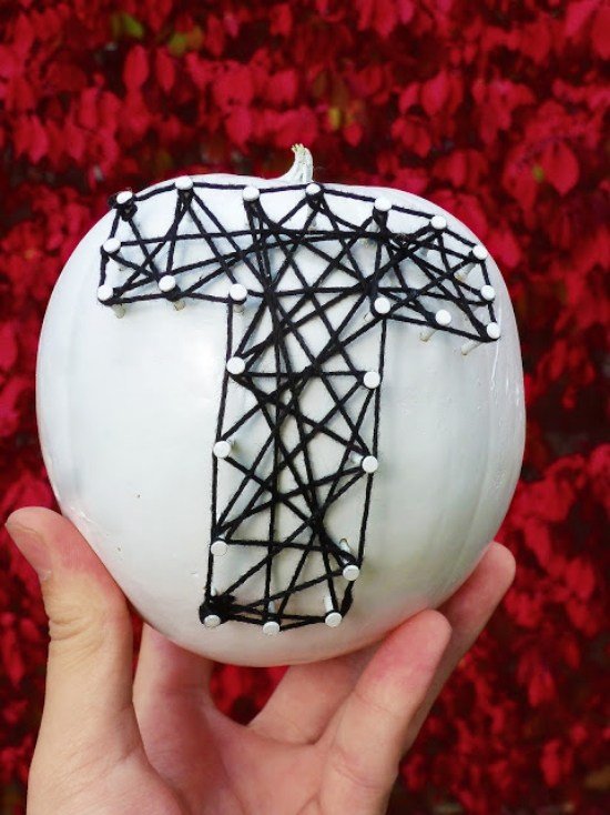 Tinker Halloween pumpa dekoration med garntråd svartvita bokstäver