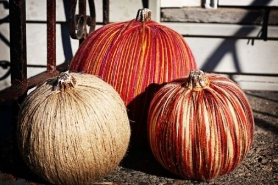 Hösthantverksidéer med pumpor och garn färgglada-Halloween