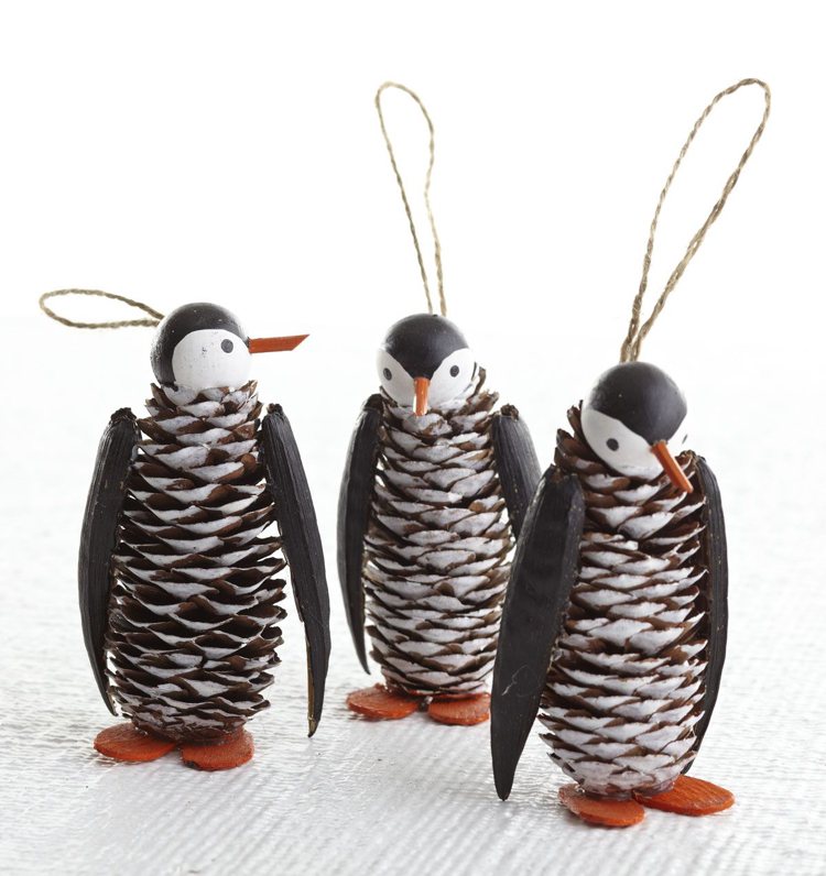 Gör hantverk med långa kottpingviner från grankottar och filt- och träbollar med barnen själva