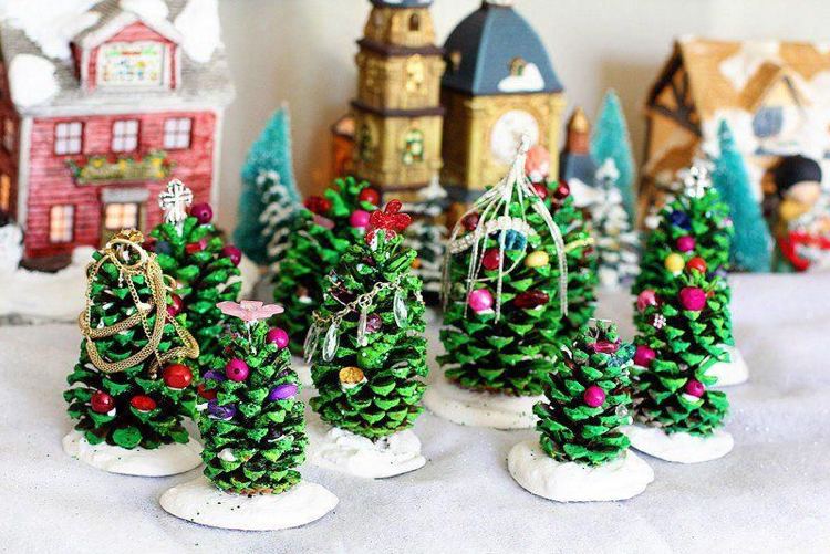 Hantverk med långa kottar Julgranar av kottar gör hantverksidéer för barn i grundskolan
