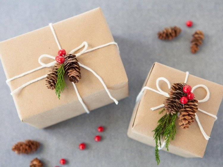Slå in presenter och dekorera med grankottar Idéer till jul