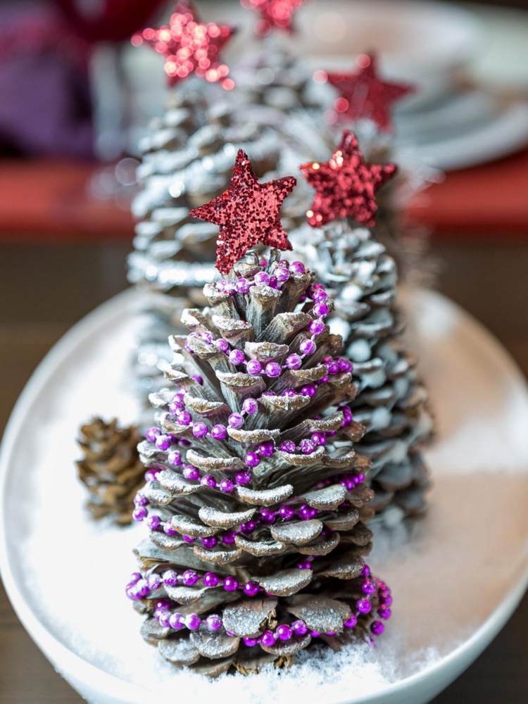 Gör en mini -julgran av kottar själv, dekorera den med en stjärna av glitterpapper