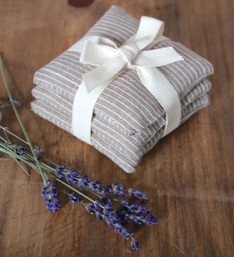 Hantverk med lavendel-doftande-mini-väskor-diy-instruktioner