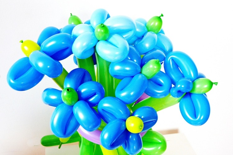 Knyta blå blommor från ballonger till en bukett