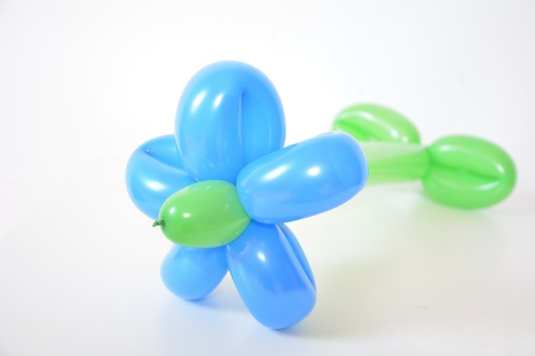 Gröna och blå ballonger för hemlagade blommor - lätt hantverksidé för vuxna och barn