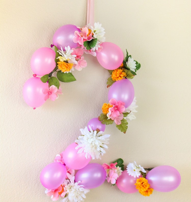 Gör nummer med ballonger och konstgjorda blommor själv för en födelsedag