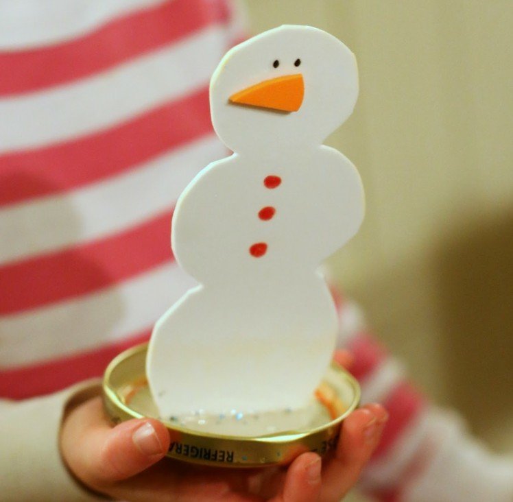 Hantverk-skumgummi-barn-DIY-jul-snögubbe-vit-idé