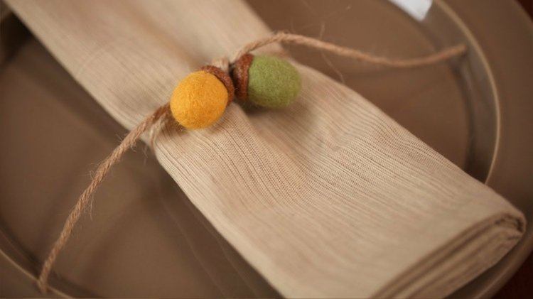 tinker med naturmaterial servettring gulgrönt garn