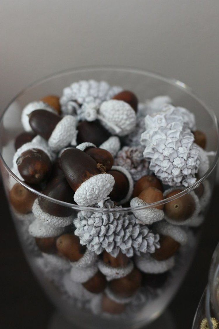 tinker med naturmaterial vit lock tallkotte idé glasvas