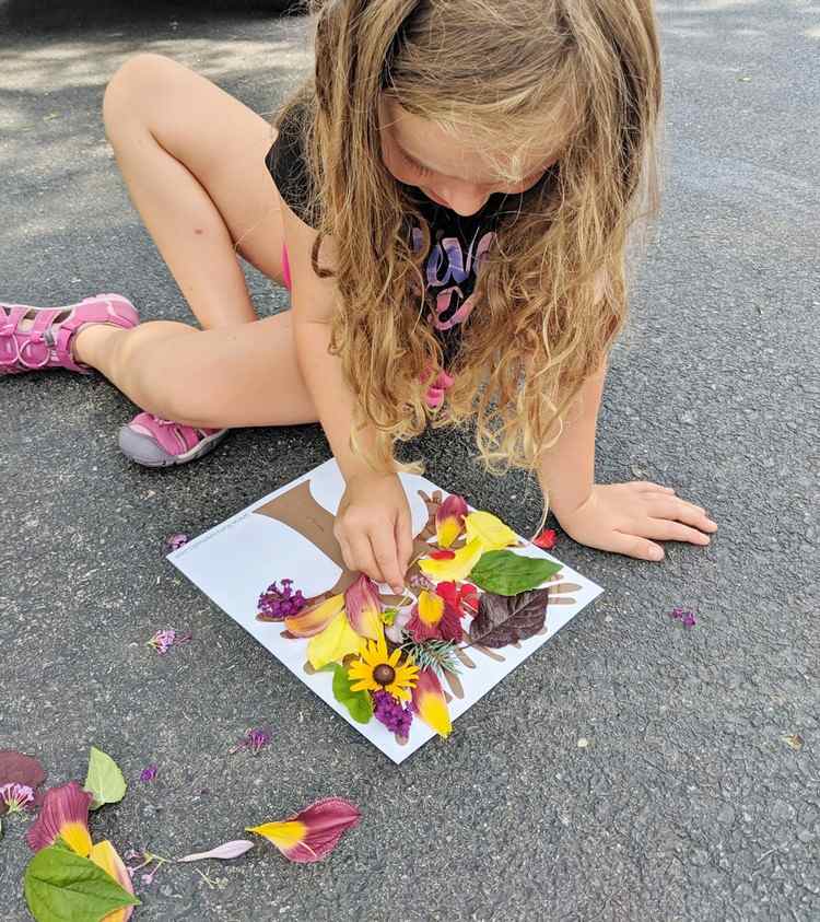 Gör bilder med naturmaterial på våren med ditt barn