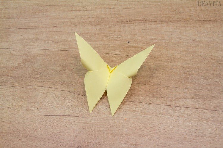 Origami vikningsinstruktioner för en fjäril