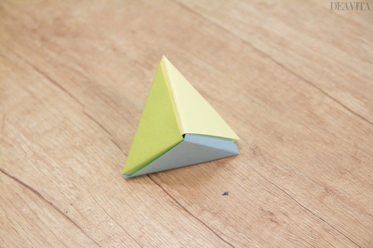 vikande modulär origami -pyramid