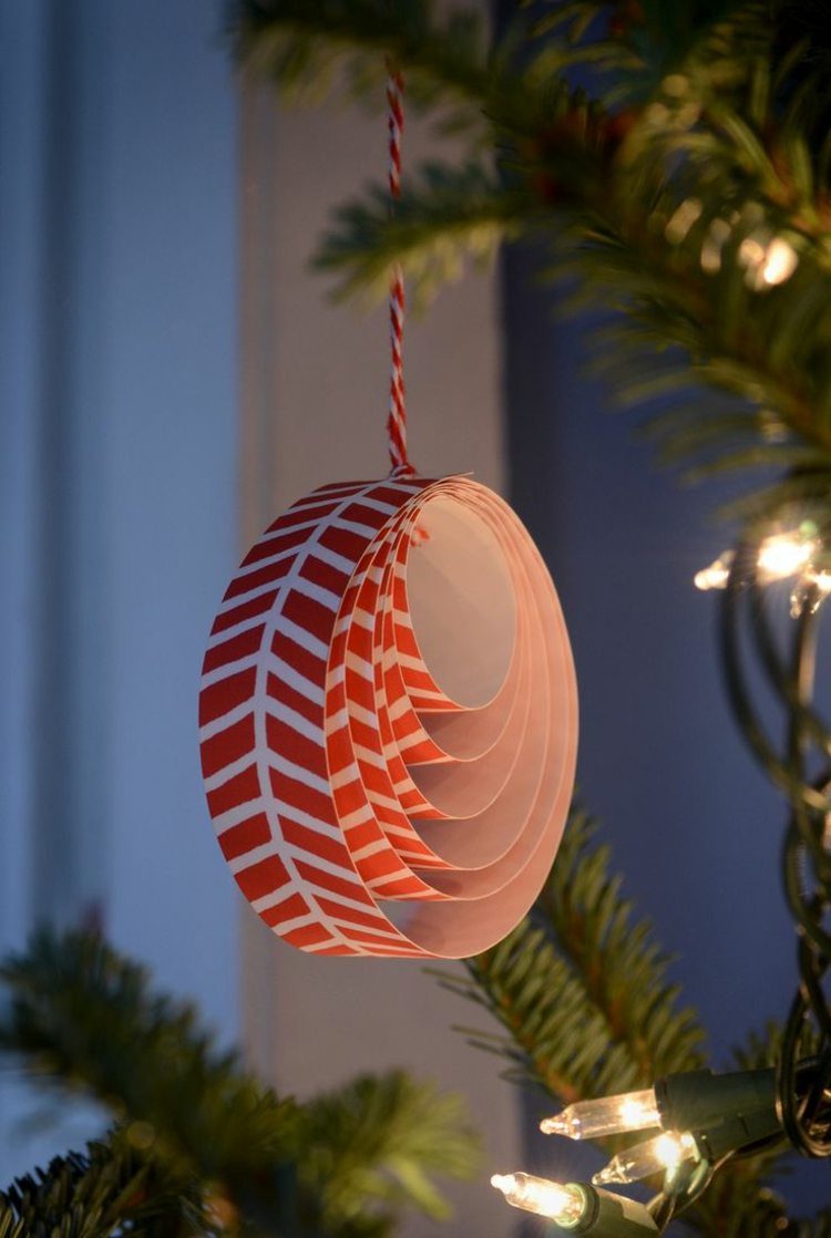 tinker julpapper julgransdekorationer pappersremsor cirklar dekorera gran