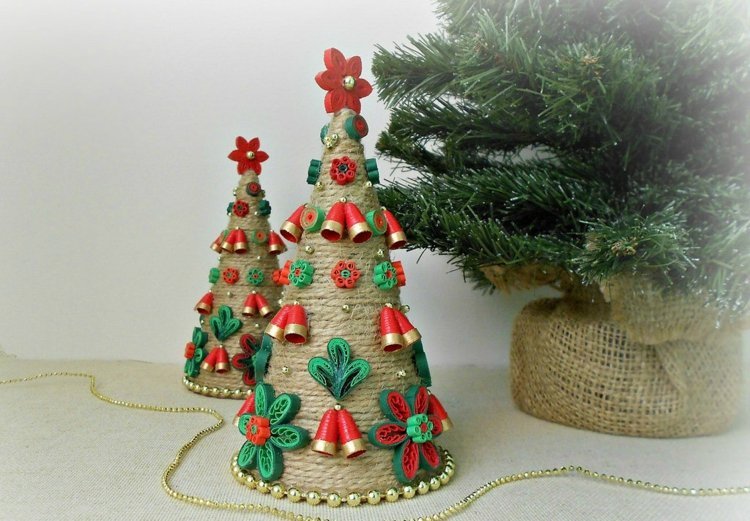 tinker med pappersremsor quilling-jul-träd-dekoration-idé-klockor