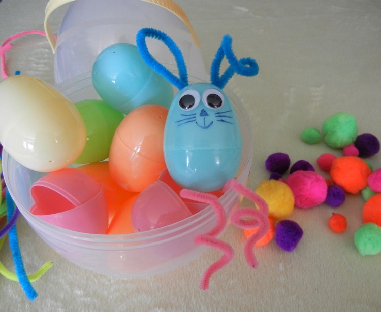 pyssla-med-rör-renare-påsk-plast-ägg-pyssel-idéer-barn