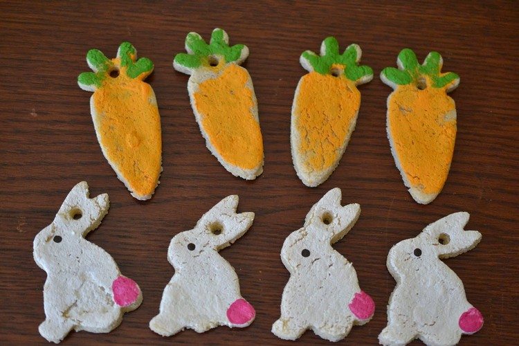 Salt deg-påsk-hantverk-idéer-morötter-påsk-kanin-färg