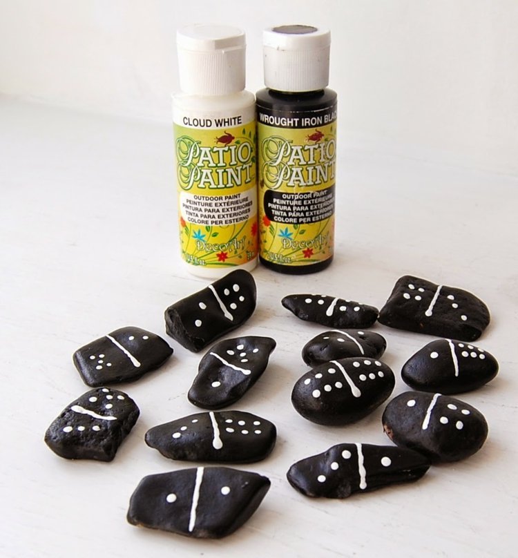 hantverk med stenar leker domino-färg-svart-vita-barn