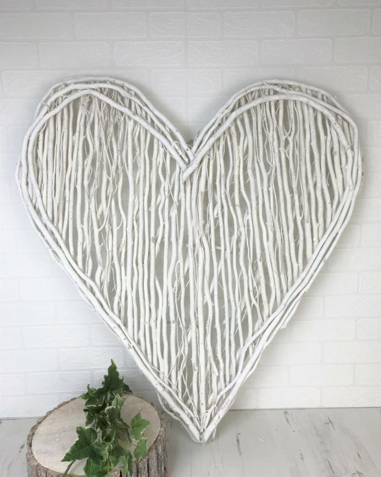 Gör ett hjärta av ströade vita kvistar för att ställa upp eller lägga på